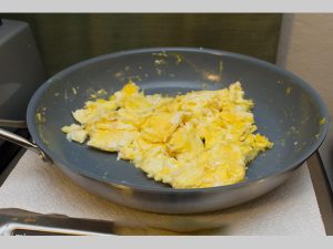 cach chien trung bang chao inox chong dinh zwilling sol nonstick fry pan 20cm