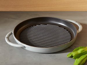 chi tiet chao gang staub pure grill grey 26cm 2