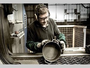 quy trinh san xuat noi gang staub round cocotte grenadine 24cm