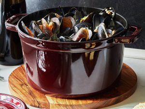 Nồi gang Staub Round Cocotte Grenadine 22cm 6 san pham noi gang staub round cocotte grenadine 22cm