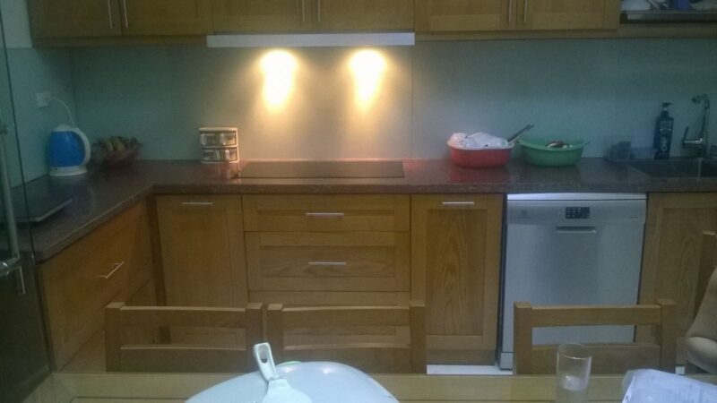 thay mat kinh bep tu tai nha