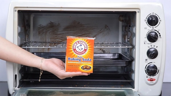 cach ve sinh lo nuong bang baking soda